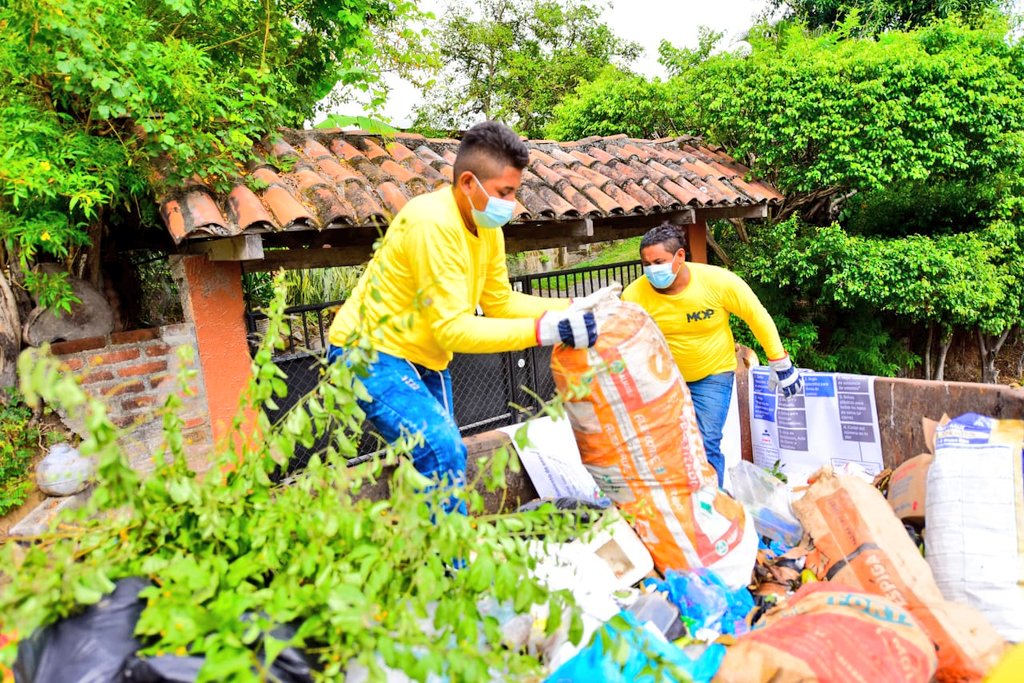 MOP retira promontorios de basura que alcaldía saliente de Cuyultitán dejó tras perder elecciones mop-retira-promontorios-de-basura-que-alcaldia-saliente-de-cuyultitan-dejo-tras-perder-elecciones